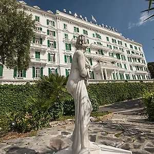 Grand & Des Отель